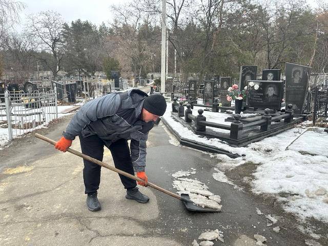 Впорядковують міські кладовища комунальники: Новини Харкова